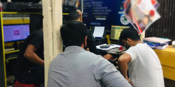 ভ্যাকসিন নিবন্ধন করতে কম্পিউটার দোকানে ভিড়