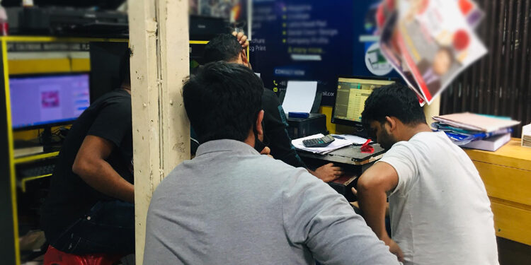 ভ্যাকসিন নিবন্ধন করতে কম্পিউটার দোকানে ভিড়