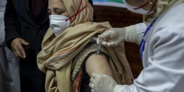 চিকিৎসকসহ স্বাস্থ্যকর্মীদের বুস্টার প্রদানের সুপারিশ