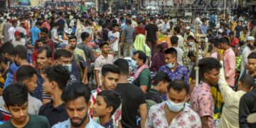 বয়স্কদের মৃত্যু বাড়ছে, তরুণরা গণহারে আক্রান্ত হচ্ছে