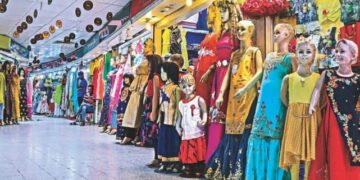 স্বাস্থ্যবিধি মেনে সকাল নয়টা- পাঁচটা খোলা দোকানপাট