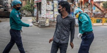 মাস্ক না পরলে আসছে পুলিশের ‘লাঠিপেটা’র বিধান