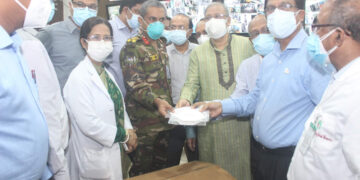 দুই হাসপাতালে মাস্ক দিলো বিএমএ