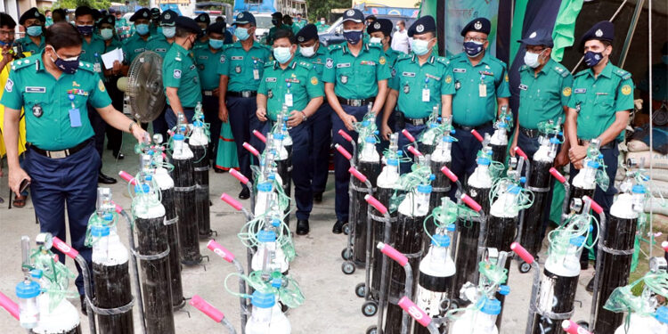 ফোনকলেই বাড়িতে বিনামূল্যে অক্সিজেন পৌঁছে দেবে পুলিশ