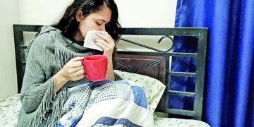 করোনায় বৃষ্টিতে ভিজে গলা ব্যথা কমাতে