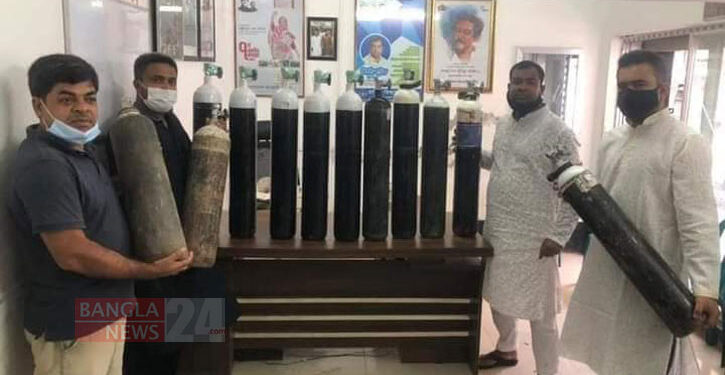 পাবনা যুবলীগ ঘরে ঘরে পৌঁছে দিচ্ছে অক্সিজেন সিলিন্ডার