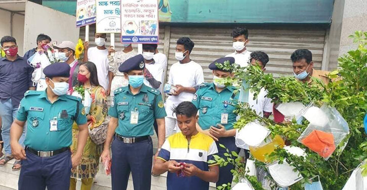 ‘মাস্কের গাছ’ লাগালো পুলিশ !