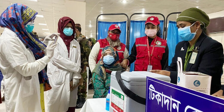 টিকা কার্যক্রমকে গতিশীল করতে রেড ক্রিসেন্টের ১৫ হাজার স্বেচ্ছাসেবক