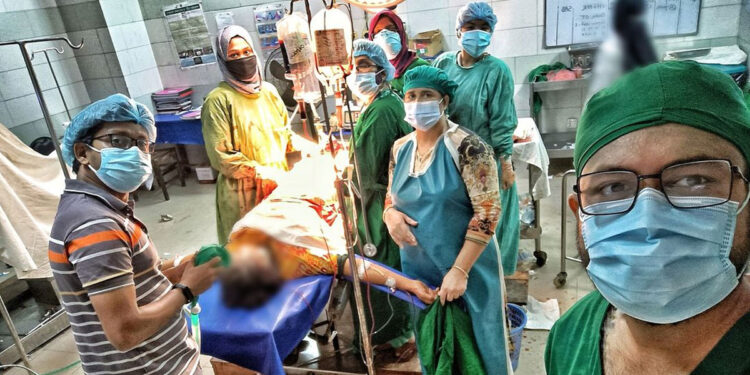রোগী বাঁচাতে চিকিৎসকদের ৬ ঘণ্টার যুদ্ধ, শ্বাসরুদ্ধকর অপারেশনের কাহিনী !