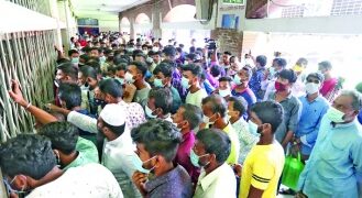 ফাইজার-মডার্নার টিকা না পাওয়ায় প্রবাসীদের বিক্ষোভ