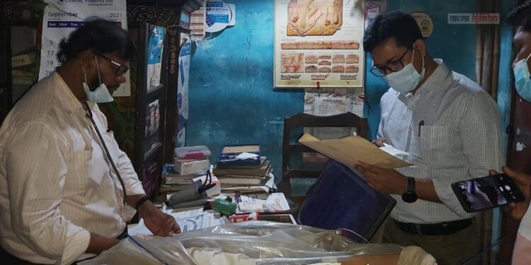 ডিগ্রি না থাকলেও তিনি ডাক্তার, দিতেন প্রেসক্রিপশনও