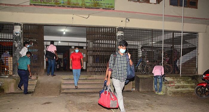 ছাত্রলীগের সংঘর্ষে বন্ধ চমেক, শিক্ষার্থীদের হল ছাড়ার নির্দেশ