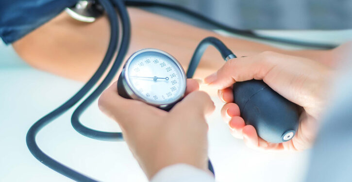 লো ব্লাড প্রেশারেও হতে পারে বিপদ, জরুরি অবস্থায় করণীয়