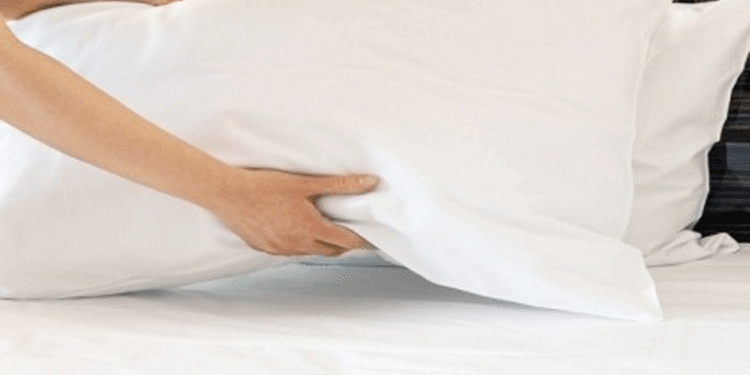 বালিশ ছাড়া ঘুমালেই মিলবে বলিরেখার সমাধান