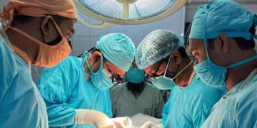 ১০০০ কিডনি প্রতিস্থাপনের রেকর্ড গড়লেন অধ্যাপক কামরুল ইসলাম