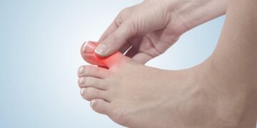 হঠাৎ পায়ের বুড়ো আঙুল ব্যথা হওয়া যে রোগের লক্ষণ