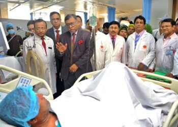 চিকিৎসকদের স্মার্ট রেজিস্ট্রেশন কার্ড দিচ্ছে বিএমডিসি