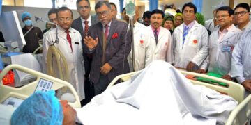 চিকিৎসকদের স্মার্ট রেজিস্ট্রেশন কার্ড দিচ্ছে বিএমডিসি