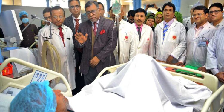 চিকিৎসকদের স্মার্ট রেজিস্ট্রেশন কার্ড দিচ্ছে বিএমডিসি