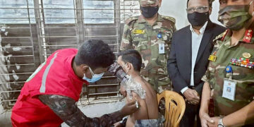 কড়াইল বস্তিতে প্রথম দিনে টিকা পেলেন ৬৩২১ জন