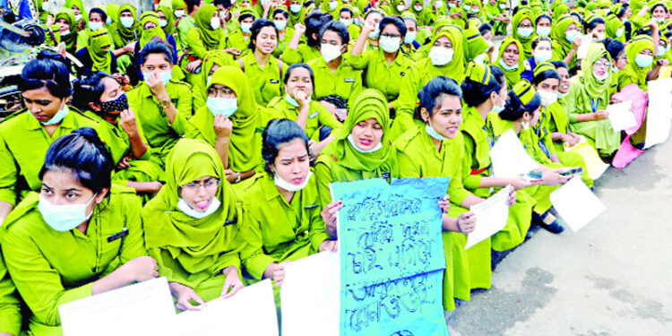 কম্প্রিহেনসিভ পরীক্ষায় অংশগ্রহণের দাবিতে ঢাবির নার্সি শিক্ষার্থীদের অবস্থান কর্মসূচি