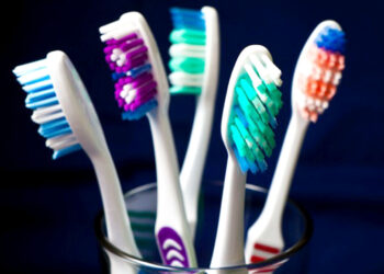 সঠিক সময়ে টুথব্রাশ না বদলালে হতে পারে নানা বিপদ !
