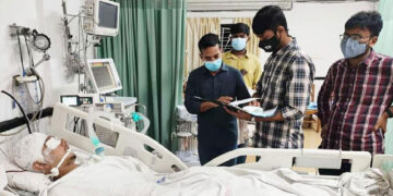 বিছানা ছেড়ে উঠে দাঁড়িয়েছেন আকিব
