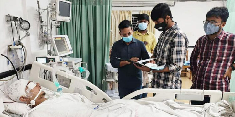 বিছানা ছেড়ে উঠে দাঁড়িয়েছেন আকিব