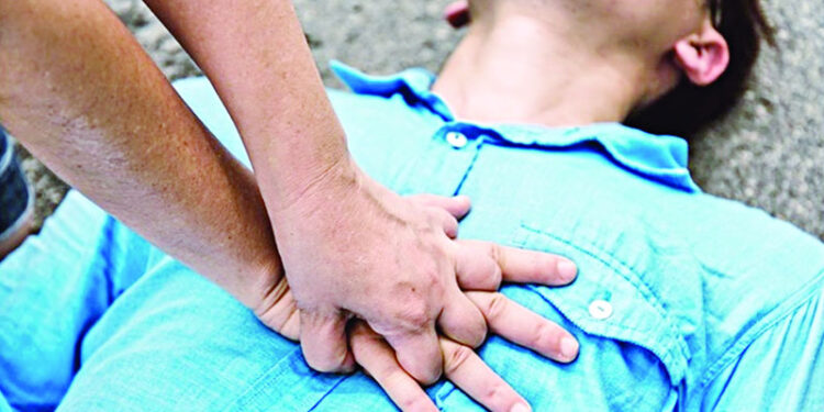 পাশের মানুষ অজ্ঞান হলে আপনি কী করবেন ?