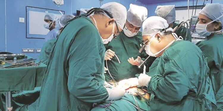 বড় অপারেশন ছাড়াই রোগীর কিডনি থেকে ১৫৬টি পাথর বের করলো ডাক্তার!