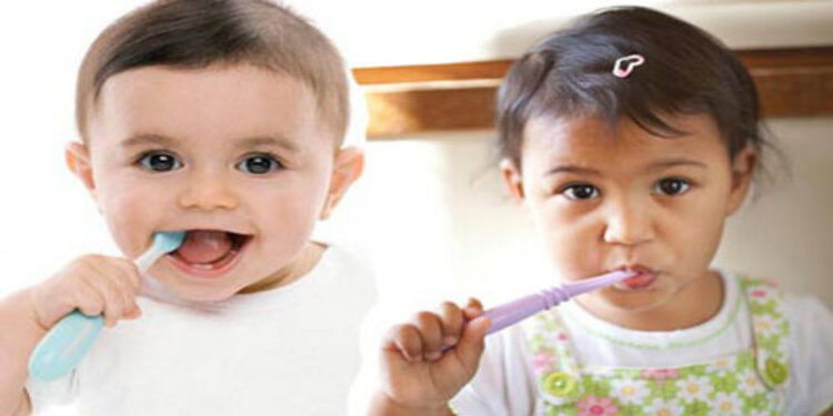 যেভাবে শিশুর দুধদাঁতের যত্ন নেবেন