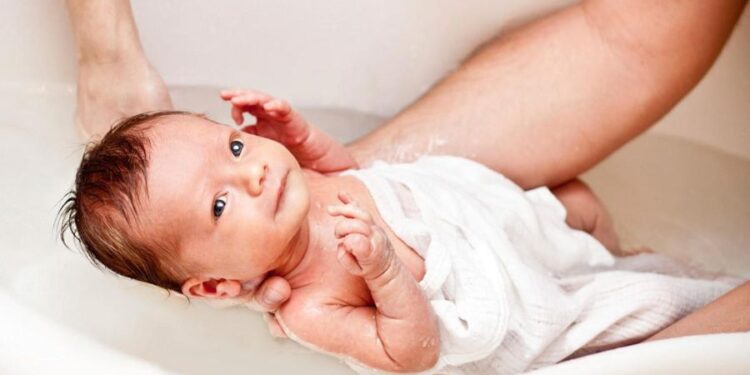 সতর্ক হোন নবজাতকের যত্ন নিয়ে