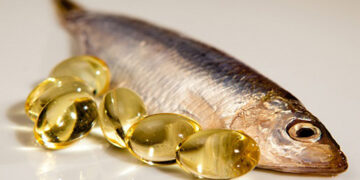 হৃদরোগের ঝুঁকি কমাতে উপকারি মাছের তেল