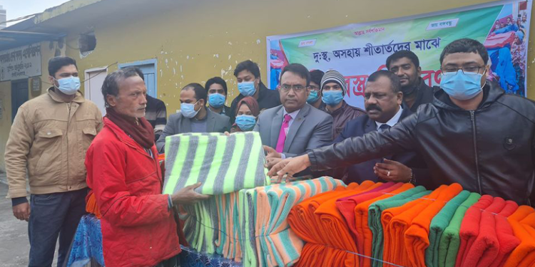 চাঁপাইনবাবগঞ্জে বিএমএ’র শীতবস্ত্র বিতরণ