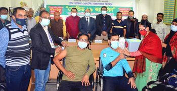 চট্টগ্রামের ৫০০ দোকানদার পেলেন অ্যাস্ট্রাজেনেকার প্রথম ডোজ