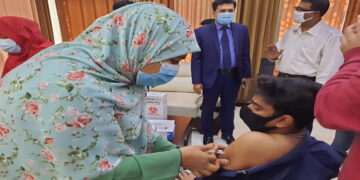 গণটিকাদান কার্যক্রম পরিদর্শনে চট্টগ্রাম জেলা প্রশাসক