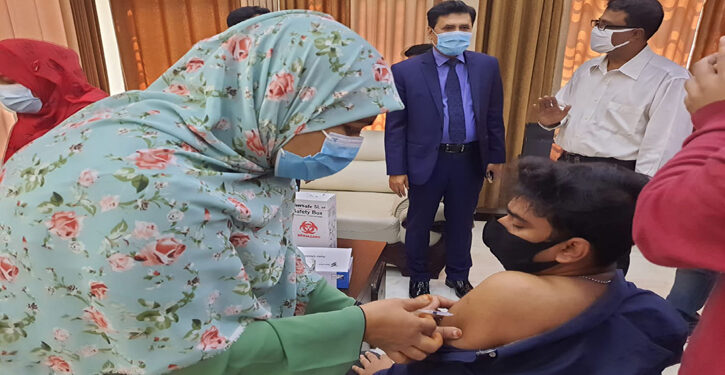 গণটিকাদান কার্যক্রম পরিদর্শনে চট্টগ্রাম জেলা প্রশাসক