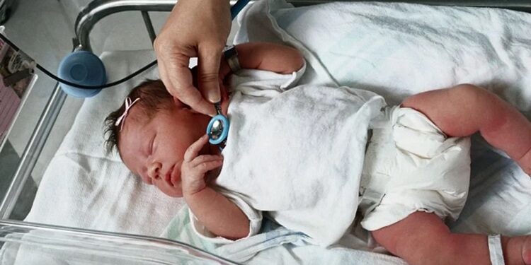 যেসব কারণে ক্যান্সার নিয়ে জন্মাতে পারে শিশু