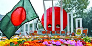 আজ একুশে ফেব্রুয়ারি, শ্রদ্ধার ফুলে ভরে উঠছে শহীদ বেদি
