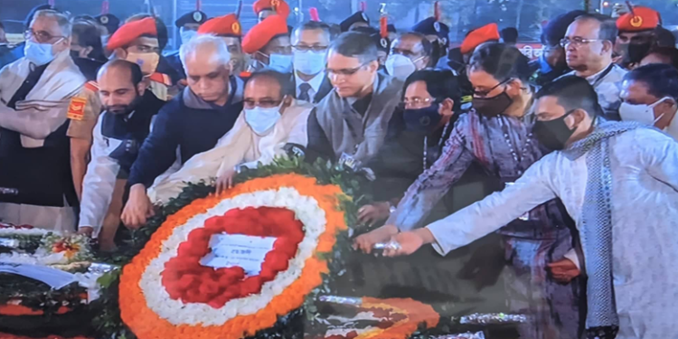 বিএসএমএমইউ’র পক্ষ থেকে শহীদ মিনারে শ্রদ্ধাঞ্জলি
