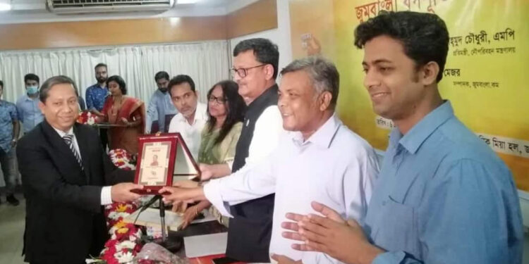 জুম বাংলা যুগপূর্তি অ্যাওয়ার্ড -২০২২ পেলেন ডা. স্বপ্নীল