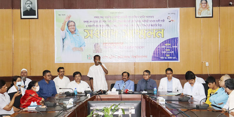 বিএসএমএমইউতে চিকিৎসায় সুস্থ কণ্ঠশিল্পী আকবর