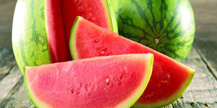 গরমে তরমুজ খাওয়ার উপকারিতা