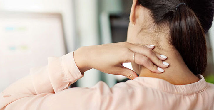 ঘাড়-মাংসপেশির যে ব্যথা সহজে দূর হয় না, কী করবেন?