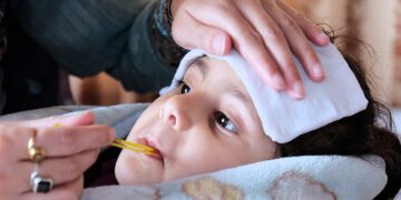 ডেঙ্গি জ্বর থেকে শিশুকে কীভাবে সুরক্ষিত রাখবেন?