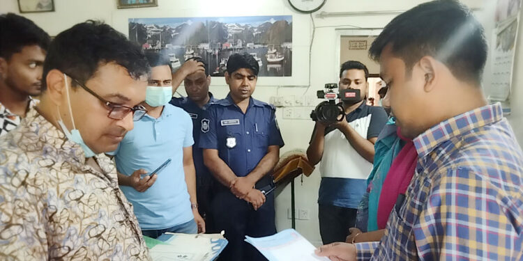 নেই কোনো সনদ, তবুও ৩৪ বছর ধরে দাঁত-কানের চিকিৎসা দিয়েছেন তিনি