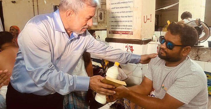 চমেক হাসপাতালে অগ্নিদগ্ধ রোগীদের পাশে ফজলে করিম চৌধুরী