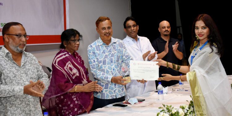 ৯৭ ব্যক্তি ও প্রতিষ্ঠানকে সম্মাননা দিলো রেড ক্রিসেন্ট