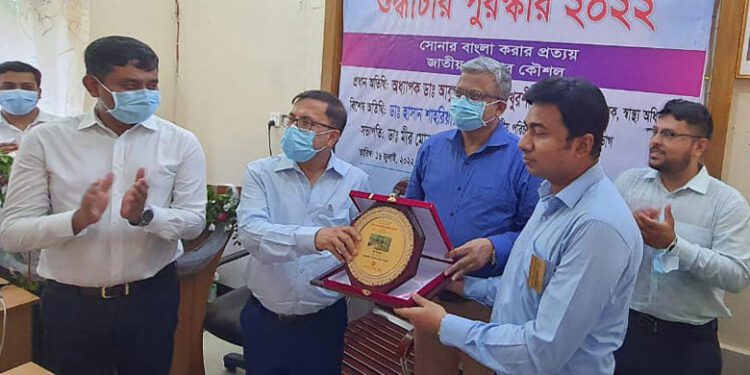 কুমিল্লা জেলা স্বাস্থ্য বিভাগের উদ্যোগে চিকিৎসক-স্বাস্থ্যকর্মীদের মাঝে শুদ্ধাচার পুরস্কার বিতরণ