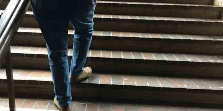 সিঁড়ি দিয়ে ওঠানামা করলে কি দুর্বল হাঁটুর আরও ক্ষতি হয়?